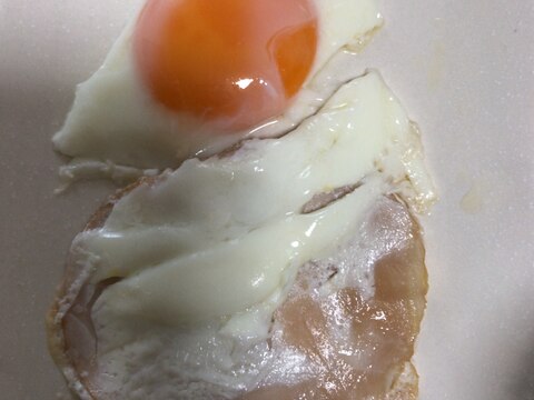 半熟卵のハムエッグ
